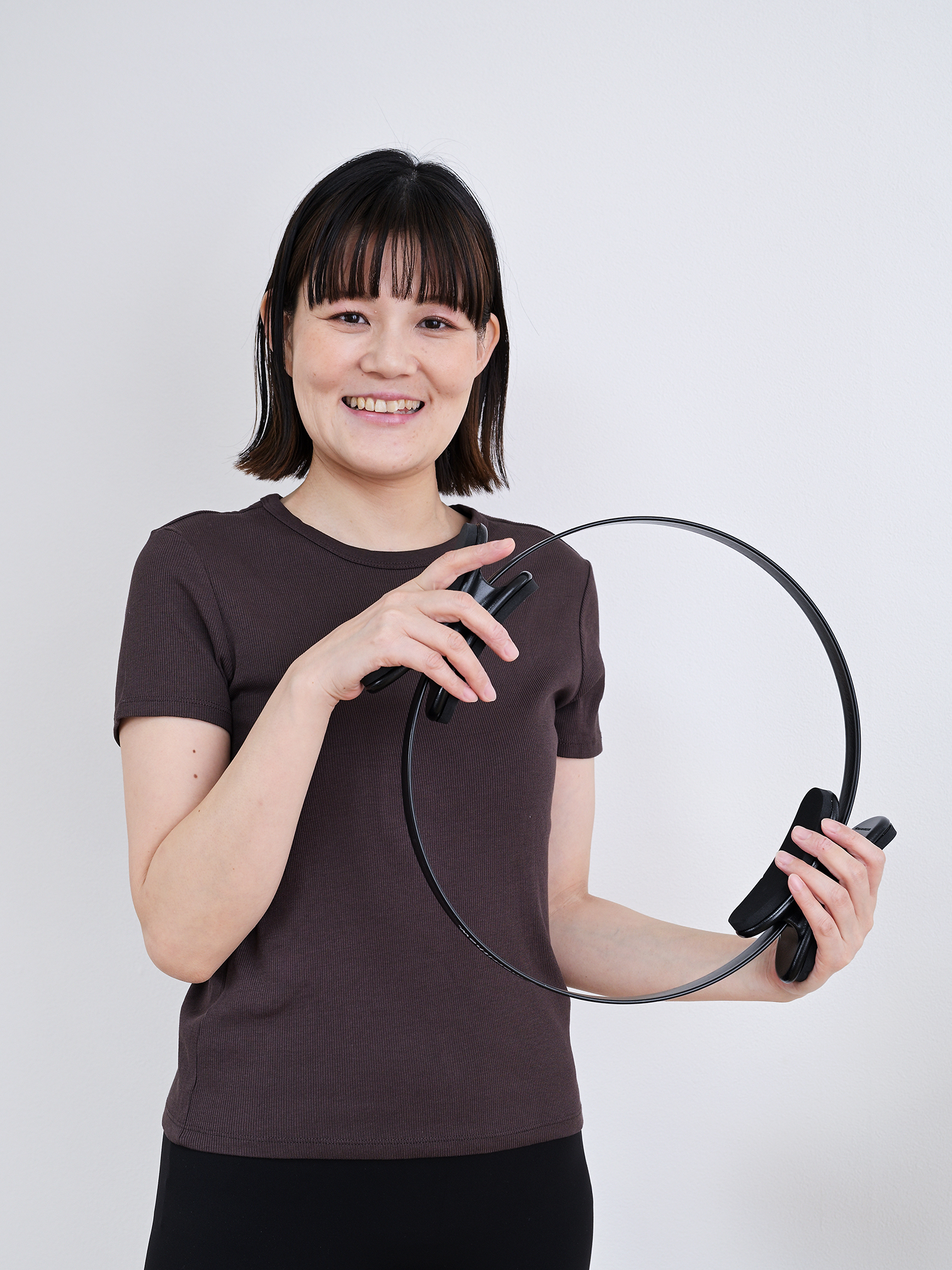 ピラティスウェアでレッスンを受ける女性